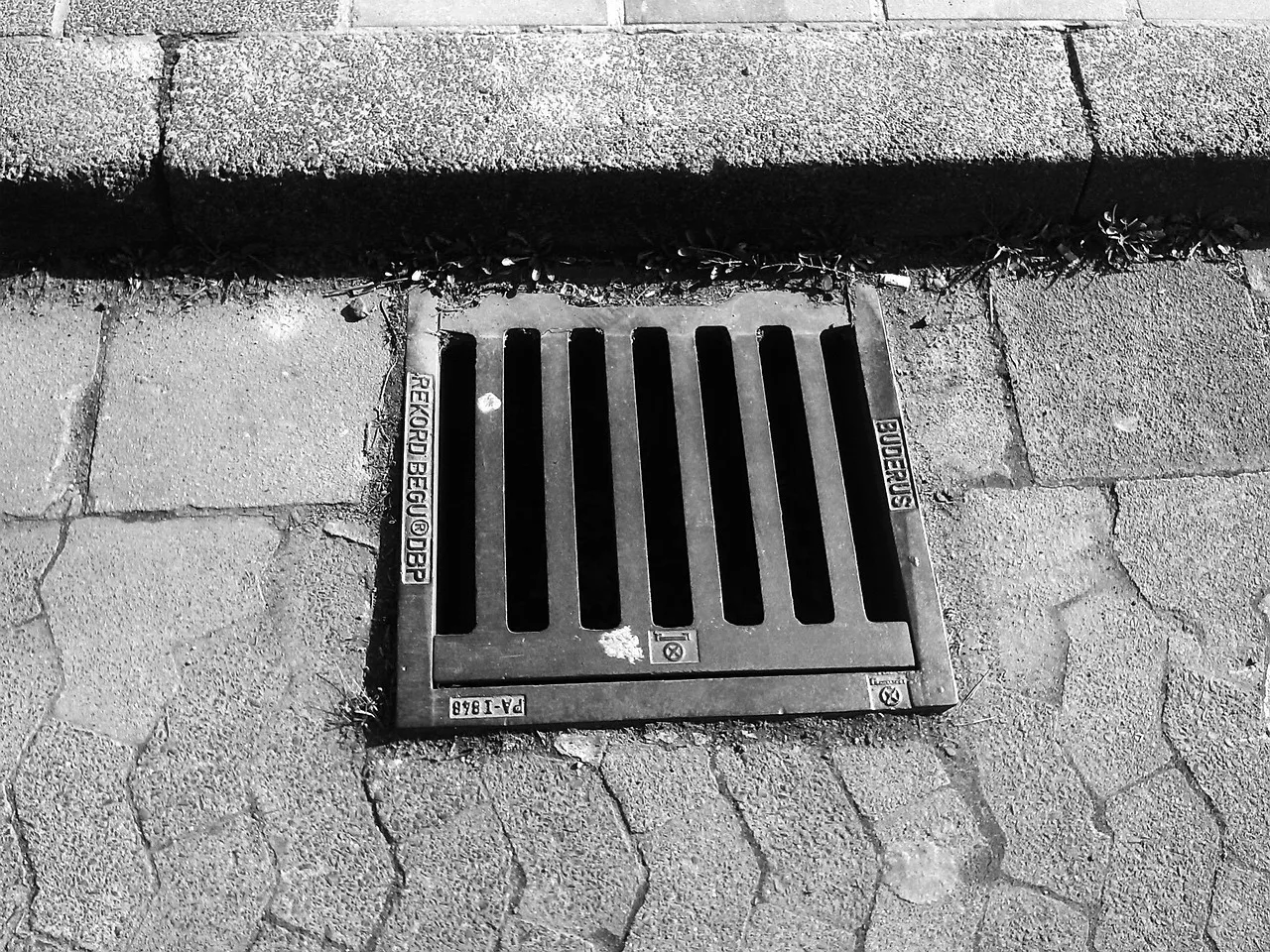gullideckel, manhole cover, lid, gulli, drain, road, metal, limitation, mark, curb, drain, drain, drain, drain, drain, curb. Drain Cleaning Licence Ontario: What Contractors Must Know Before Bidding