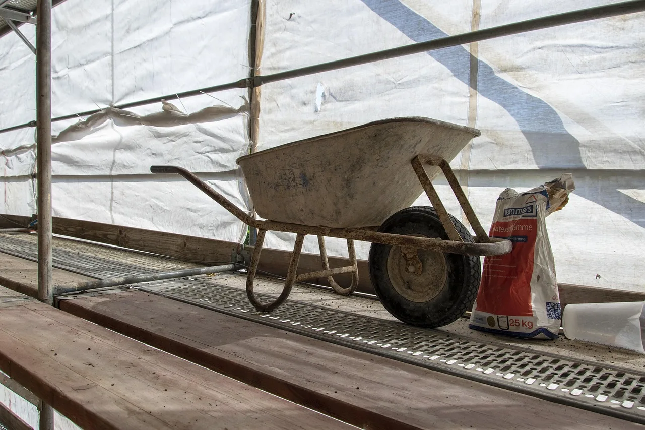 construction site, construction site scaffolding, framework, wheelbarrow, building, construction work, wheelbarrow, wheelbarrow, wheelbarrow, wheelbarrow, wheelbarrow. Hiring plumbers in Quebec: CCQ and RBQ roles explained