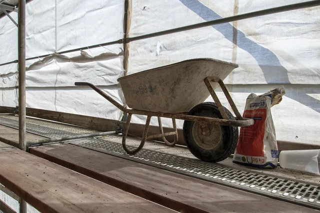 construction site, construction site scaffolding, framework, wheelbarrow, building, construction work, wheelbarrow, wheelbarrow, wheelbarrow, wheelbarrow, wheelbarrow. Hiring plumbers in Quebec: CCQ and RBQ roles explained