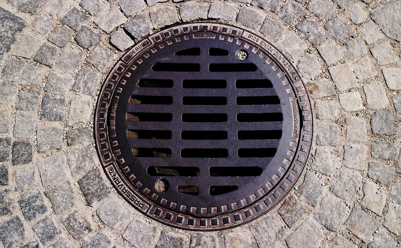 gulli, gullideckel, manhole cover, channel, sewage system, wastewater, manhole cover, wastewater, wastewater, wastewater, wastewater, wastewater. OSHA Drain Cleaning Safety: What Contractors Must Do Before Entering a Sewer